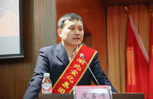 勞動模范王雨:發揚勞模精神 爭做時代先鋒(圖1) 勞動模范王雨:發揚勞模精神 爭做時代先鋒(圖1)