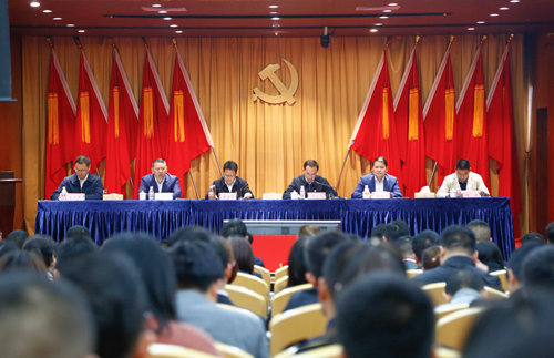 宜化集團(tuán)召開(kāi)2019年慶祝“五一”國(guó)際勞動(dòng)節(jié)暨表彰大會(huì)(圖2) 宜化集團(tuán)召開(kāi)2019年慶祝“五一”國(guó)際勞動(dòng)節(jié)暨表彰大會(huì)(圖2)