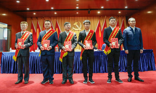 宜化集團(tuán)召開(kāi)2019年慶祝“五一”國(guó)際勞動(dòng)節(jié)暨表彰大會(huì)(圖8) 宜化集團(tuán)召開(kāi)2019年慶祝“五一”國(guó)際勞動(dòng)節(jié)暨表彰大會(huì)(圖8)