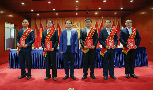 宜化集團(tuán)召開(kāi)2019年慶祝“五一”國(guó)際勞動(dòng)節(jié)暨表彰大會(huì)(圖7) 宜化集團(tuán)召開(kāi)2019年慶祝“五一”國(guó)際勞動(dòng)節(jié)暨表彰大會(huì)(圖7)