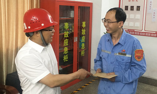 王大真到宜都園區、股份公司看望慰問基層黨員(圖2) 王大真到宜都園區、股份公司看望慰問基層黨員(圖2)