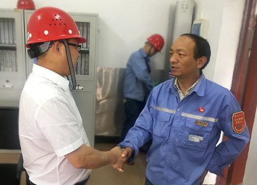 王大真到宜都園區、股份公司看望慰問基層黨員(圖1) 王大真到宜都園區、股份公司看望慰問基層黨員(圖1)