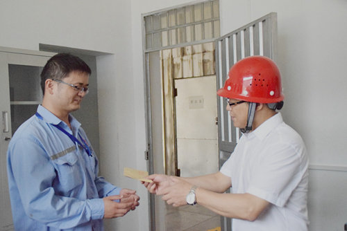 王大真到宜都園區、股份公司看望慰問基層黨員(圖3) 王大真到宜都園區、股份公司看望慰問基層黨員(圖3)