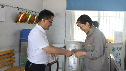 王大真到宜都園區、股份公司看望慰問基層黨員(圖5) 王大真到宜都園區、股份公司看望慰問基層黨員(圖5)