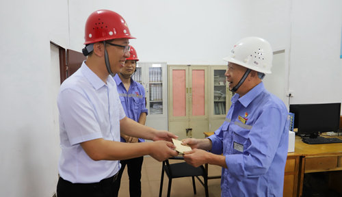 集團領導看望慰問離退休黨員、基層困難黨員和年輕黨員(圖5) 集團領導看望慰問離退休黨員、基層困難黨員和年輕黨員(圖5)