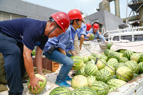 集團總部機關到一線送清涼(圖2) 集團總部機關到一線送清涼(圖2)