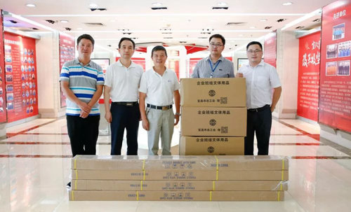 宜昌市總工會到宜化集團為一線班組贈送文體器材(圖1) 宜昌市總工會到宜化集團為一線班組贈送文體器材(圖1)