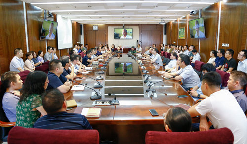 集團黨委組織總部機關黨員干部集中觀看張富清同志先進事跡電視記錄片《本色》(圖1) 集團黨委組織總部機關黨員干部集中觀看張富清同志先進事跡電視記錄片《本色》(圖1)