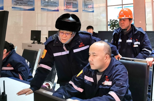 集團領(lǐng)導(dǎo)春節(jié)前走訪慰問一線職工、困難職工和離退休老干部(圖1)