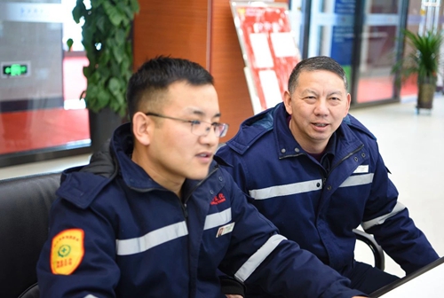 集團領(lǐng)導(dǎo)春節(jié)前走訪慰問一線職工、困難職工和離退休老干部(圖4)