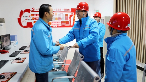 集團領(lǐng)導(dǎo)春節(jié)前走訪慰問一線職工、困難職工和離退休老干部(圖6)