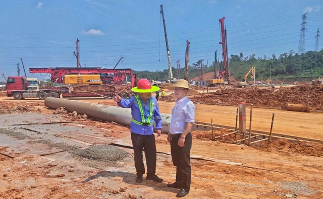 王大真到新項目現(xiàn)場檢查工作(圖1) 王大真到新項目現(xiàn)場檢查工作(圖1)