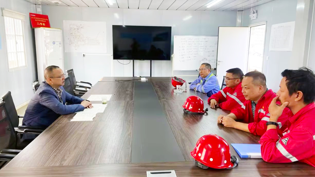 化機公司黨委書記、董事長、總經(jīng)理楊中澤到楚星項目現(xiàn)場辦公(圖3) 化機公司黨委書記、董事長、總經(jīng)理楊中澤到楚星項目現(xiàn)場辦公(圖3)