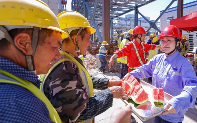 酷暑送清涼，關懷沁人心！宜化田家河園區(qū)全力保障職工高溫作業(yè)安全(圖1)