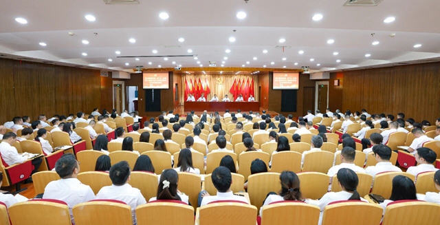 宜化集團召開黨委（擴大）會議暨深入貫徹中央八項規(guī)定精神學習教育總結會(圖1)