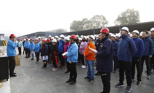 熱火朝天！集團(tuán)總部140余人到股份公司氯堿分廠開展勞動(dòng)