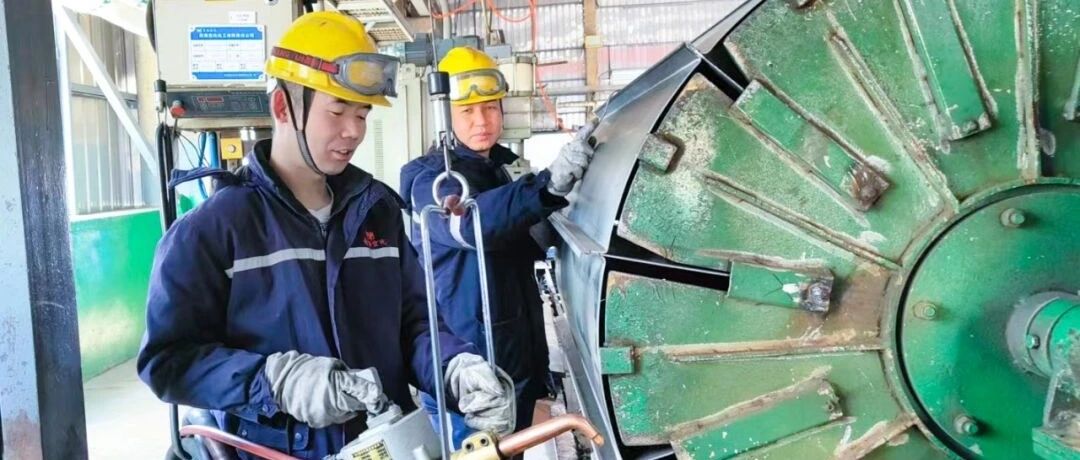 青海宜化電石分廠電極殼班：加強(qiáng)標(biāo)準(zhǔn)化建設(shè)，保障電石爐長周期穩(wěn)定運(yùn)行